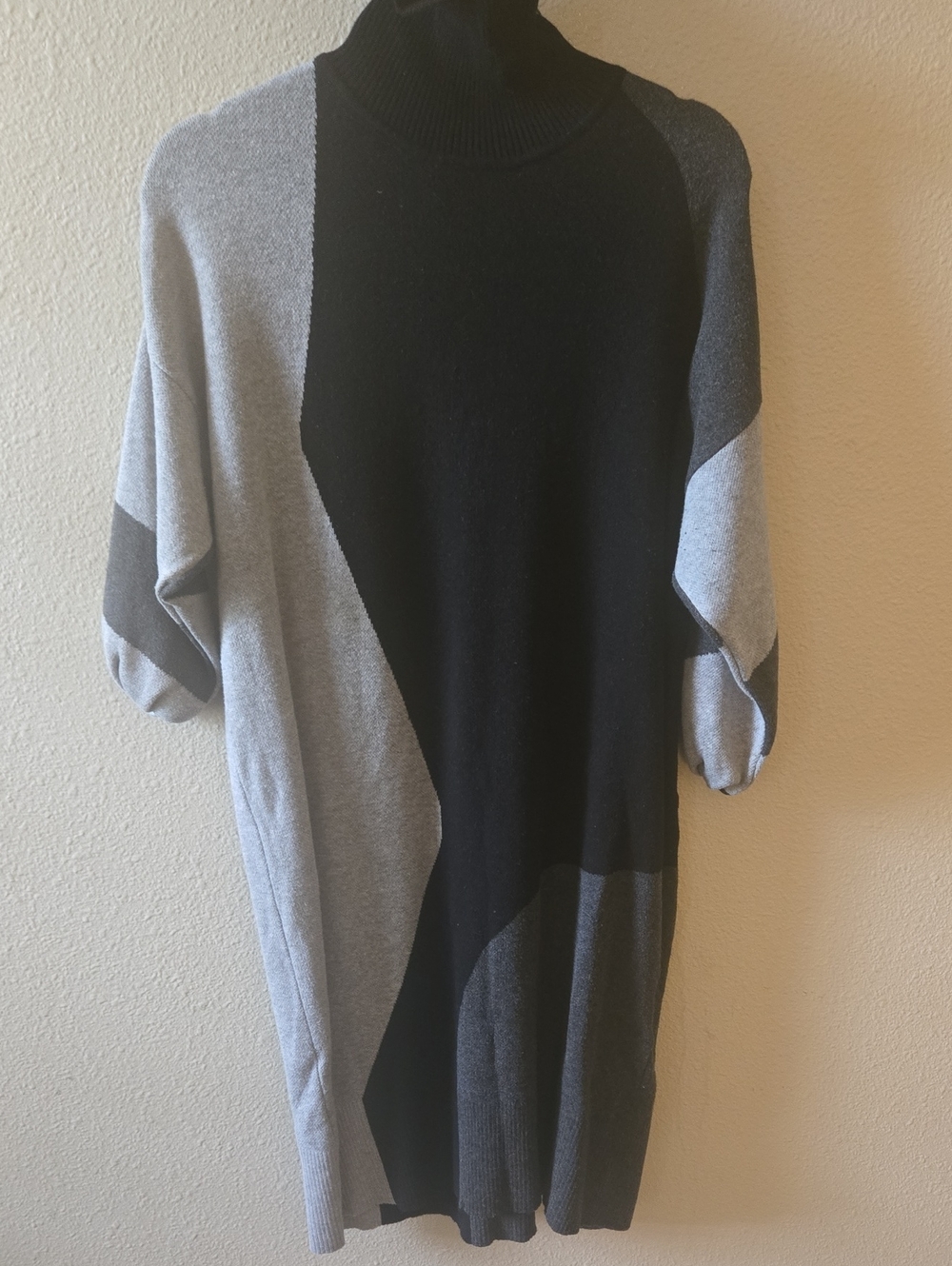 Men's Colorblock Black & Gray Turtleneck Sweater